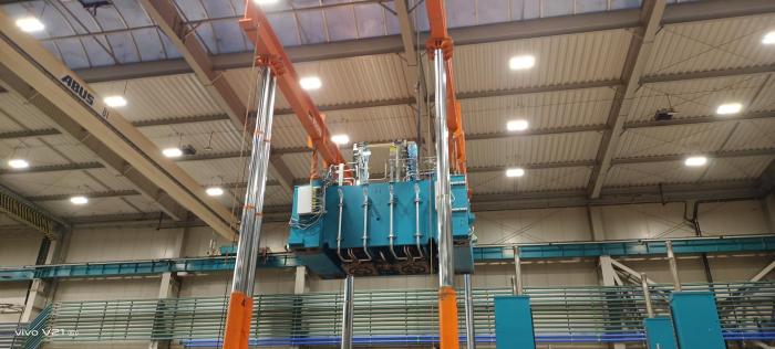 Unoszenie górnej części prasy o wadze 200 ton podczas precyzyjnego ustawiania. 