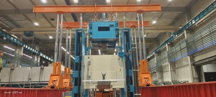 Instalacja korpusu ciężkiej prasy przemysłowej z wykorzystaniem czterech siłowników hydraulicznych. 