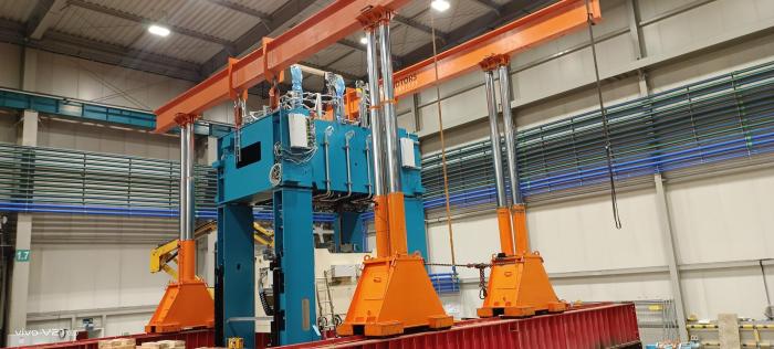 Końcowy etap ustawiania prasy przemysłowej o łącznej masie 200 ton w hali. 