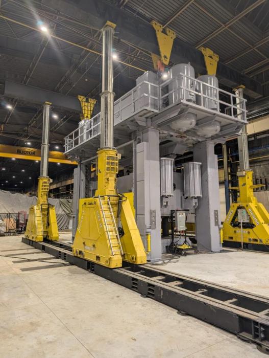 Podnoszenie transformatora przemysłowego przy użyciu suwnicy hydraulicznej ENERPAC SBL 1100. 