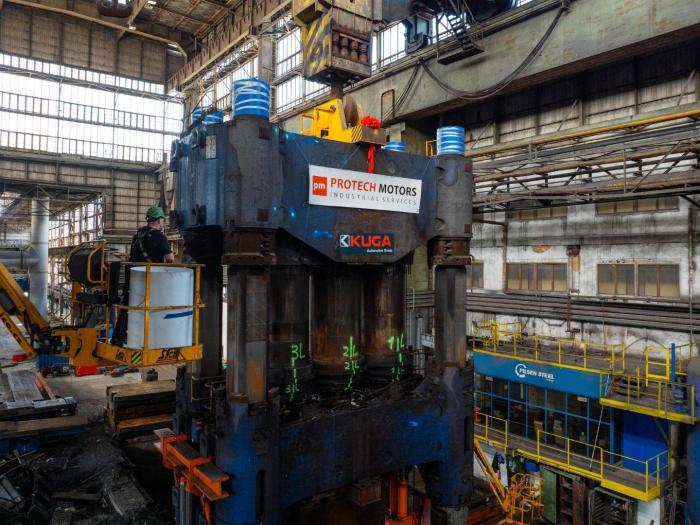 Demontaż prasy kuźniczej 13 000 ton w hali przemysłowej w Pilźnie. 