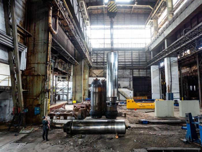 Demontowane kolumny i elementy robocze prasy kuźniczej w Pilźnie. 