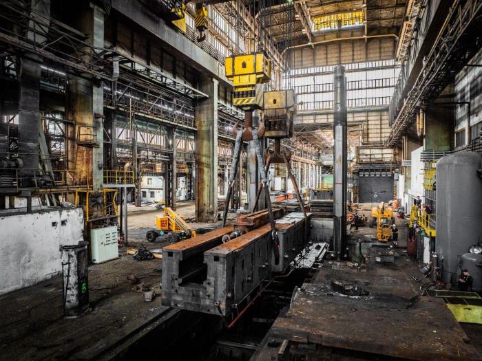 Podnoszenie masywnego elementu prasy kuźniczej przy użyciu suwnicy. 