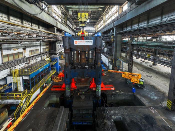 Gigantyczna prasa kuźnicza 13 000 ton w trakcie przygotowania do rozbiórki. 