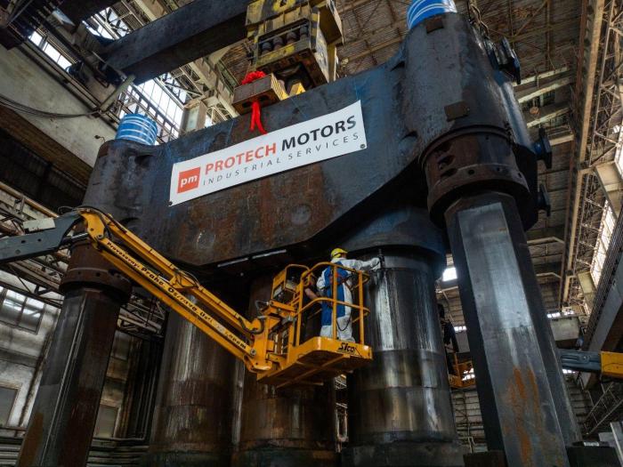 Zespół PROTECH MOTORS wykonujący demontaż korpusu prasy przemysłowej. 