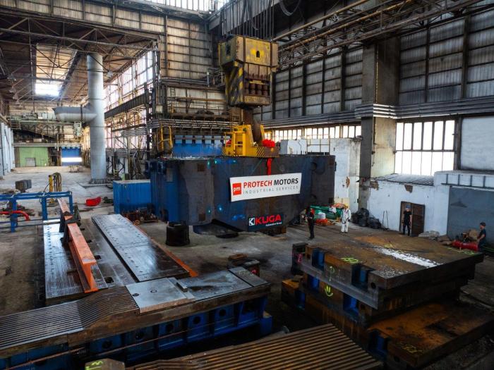 Operacja opuszczania konstrukcji prasy kuźniczej na systemy podparcia. 