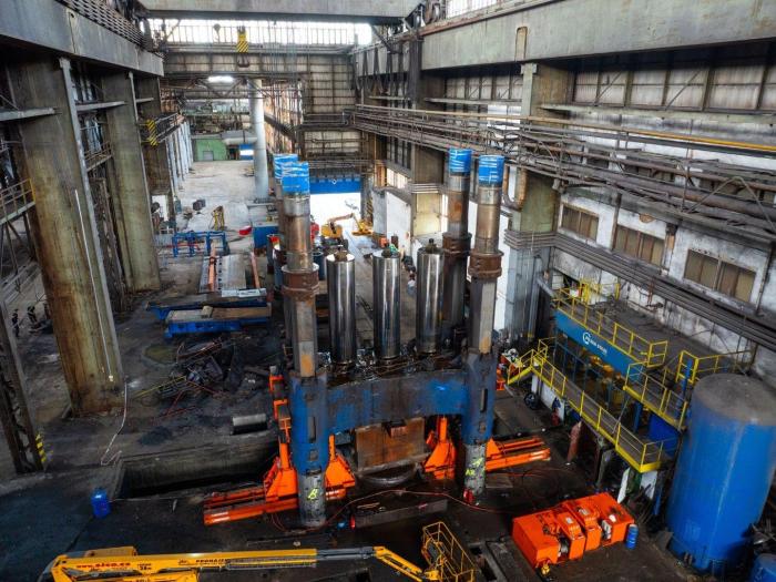 Prasa kuźnicza w trakcie rozdzielania elementów konstrukcyjnych. 