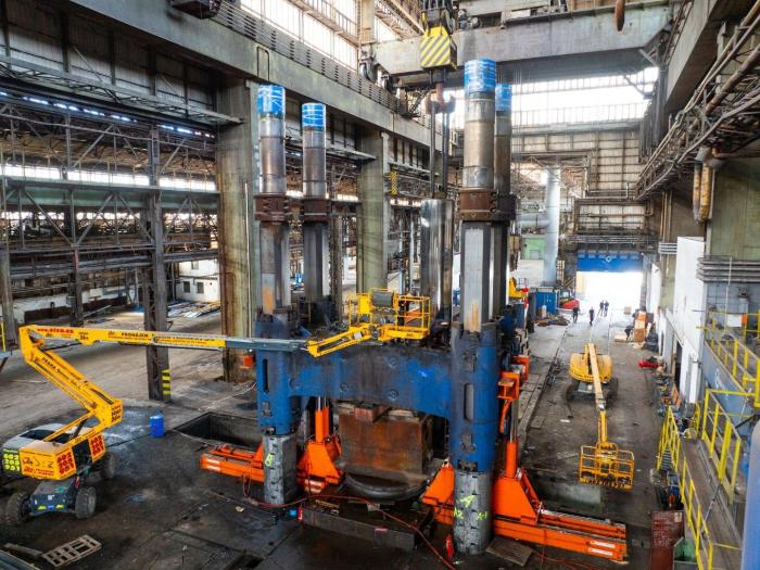 Podnoszenie cylindrów prasy kuźniczej w procesie demontażu. 