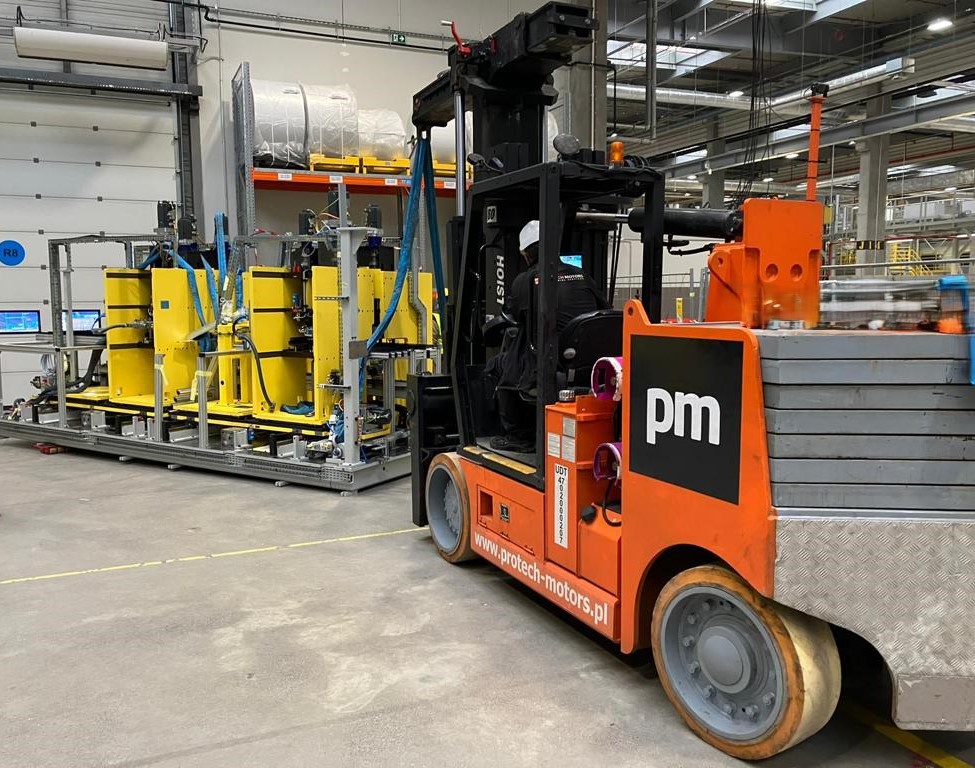 Dźwig przemysłowy MOBILLIFT podczas transportu linii technologicznej w hali produkcyjnej. 