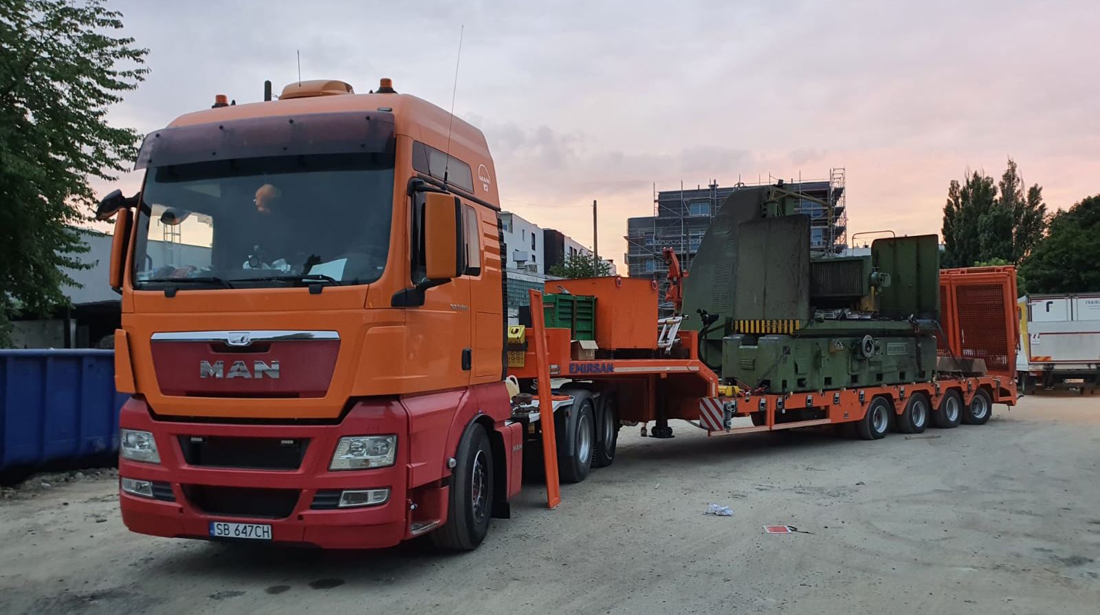 Samochód ciężarowy z naczępą niskopodwoziową do 65 ton