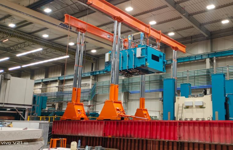 Suwnica samojezdna hydrauliczna 800 ton podczas podnoszenia ciężkiego modułu przemysłowego w hali produkcyjnej. 