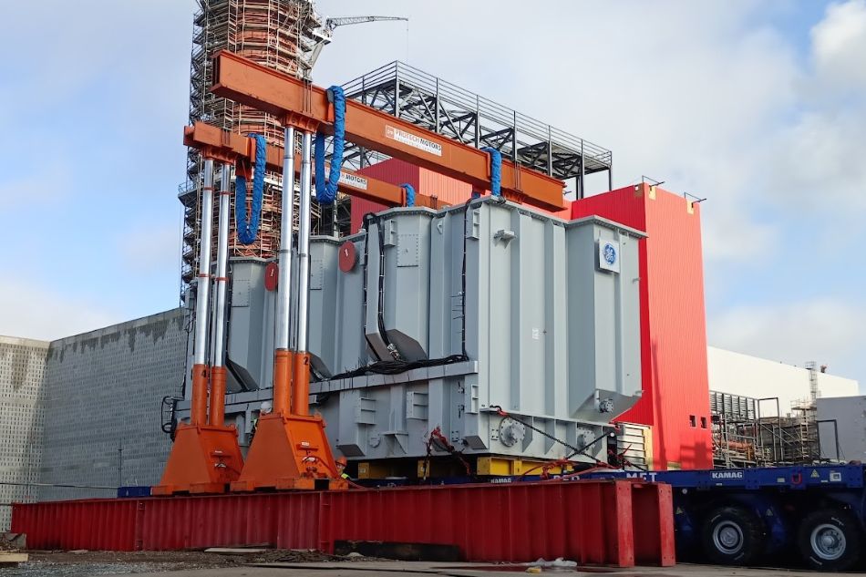 Relokacja transformatora przemysłowego z użyciem systemu podnoszenia hydraulicznego. 