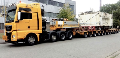 Schwerlast-LKW mit einem Tieflader-Anhänger für bis zu 65 Tonnen